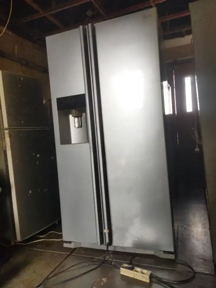 Kulkas LG SBS Plus Dispenser Silver edition