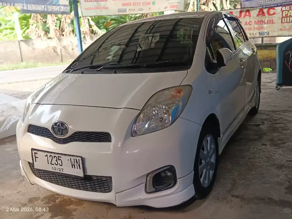 Toyota yaris E 2012