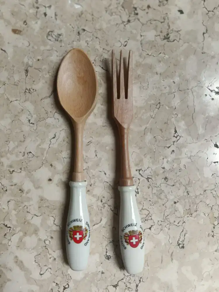 Sendok dan garpu kayu terbuat dari ceramic