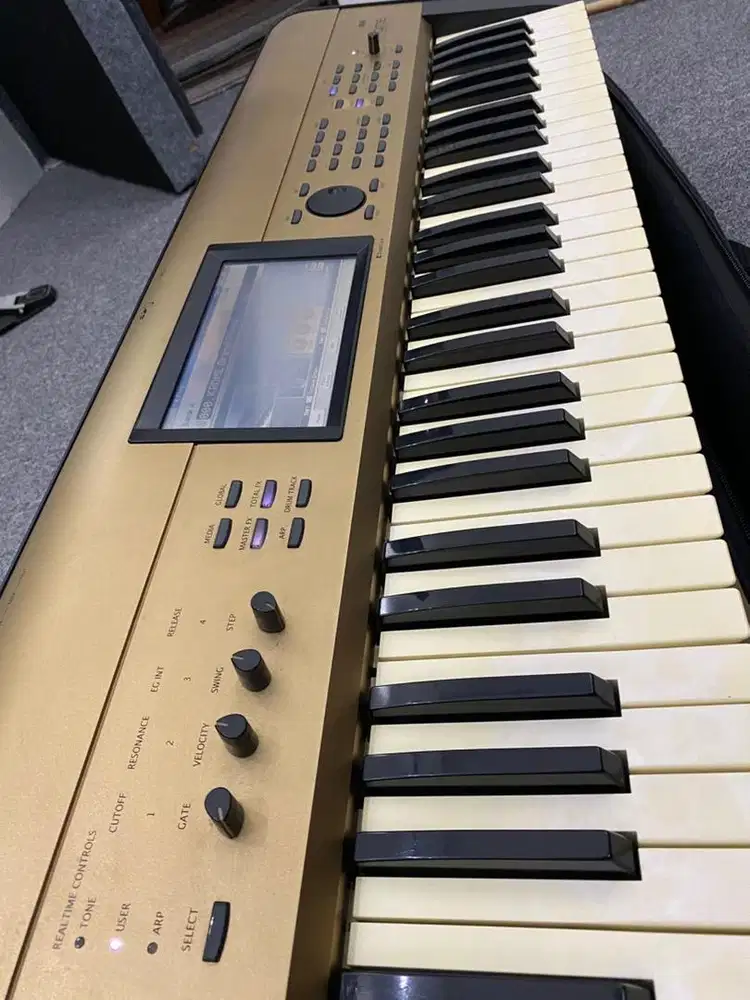 Korg Krome 61 synthesizer (gold limited edition)