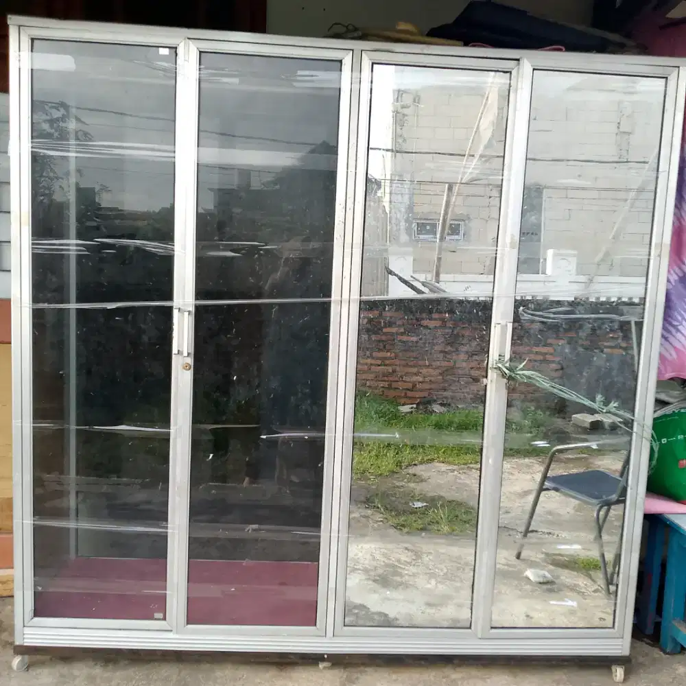 Lemari kaca alumunium