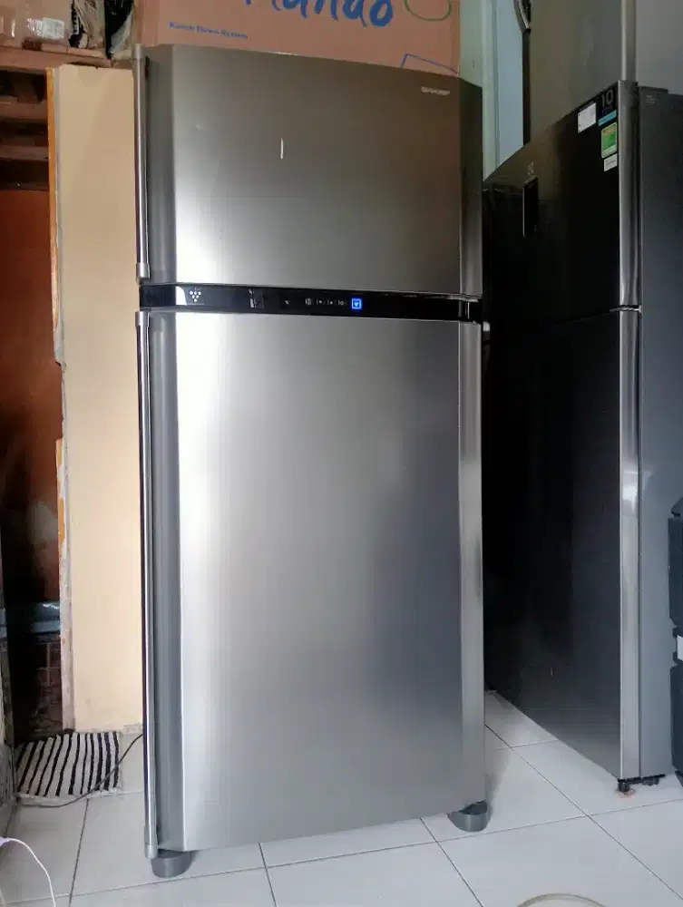 Di jual kulkas Sharp 2 pintu jumbo masih orisinil pabrik