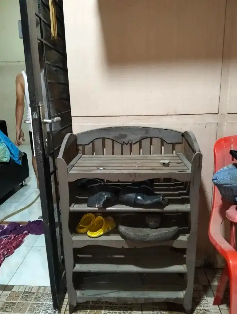 Rak sepatu kayu