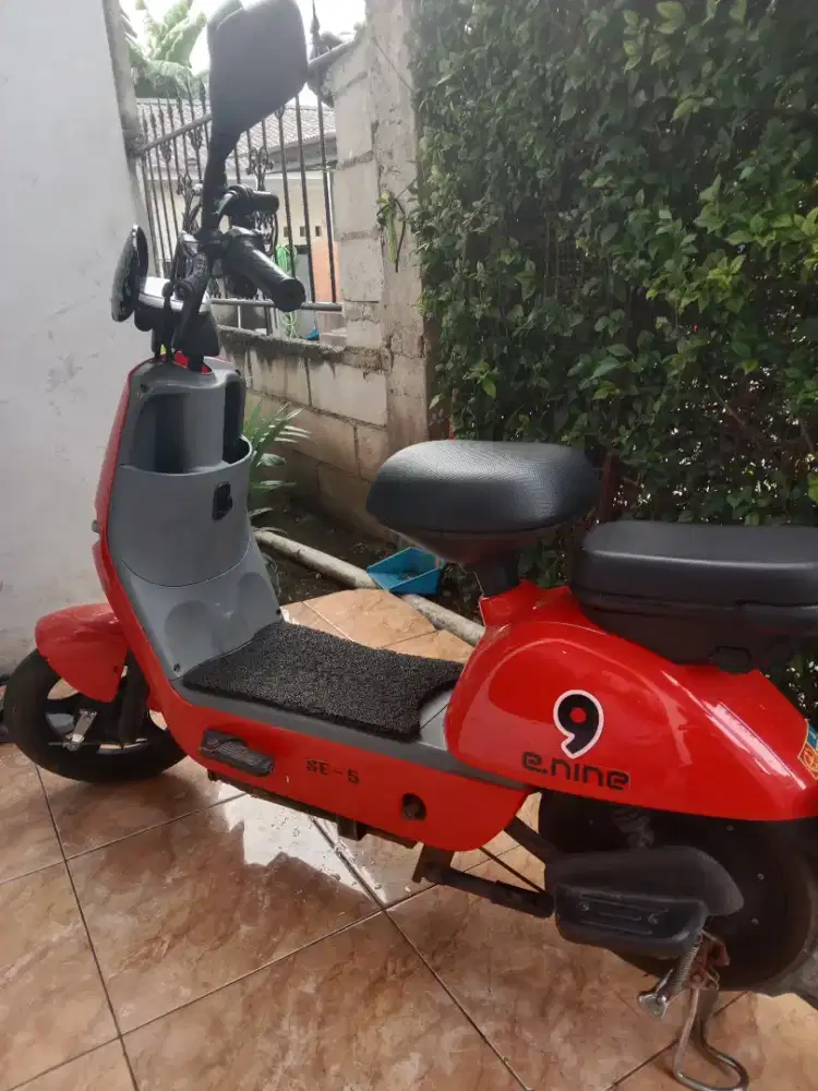 Sepeda listrik e.nine warna merah