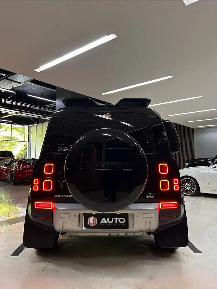 Land Rover Defender 110 2.0 300PS SE 4x4 AT 2022 Hitam Km21rb B2941UJA