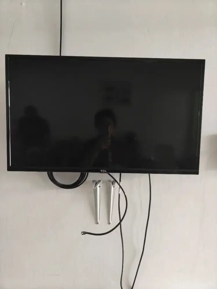 merk tcl...masih sangat bagus..jarang dipakai