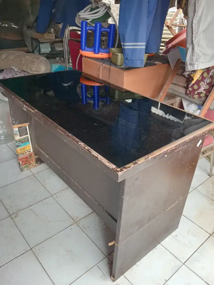 Meja Kantor ada kaca