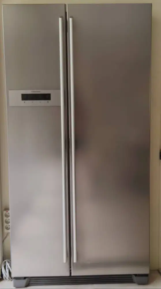 DIJUAL KULKAS ELECTROLUX 2 PINTU