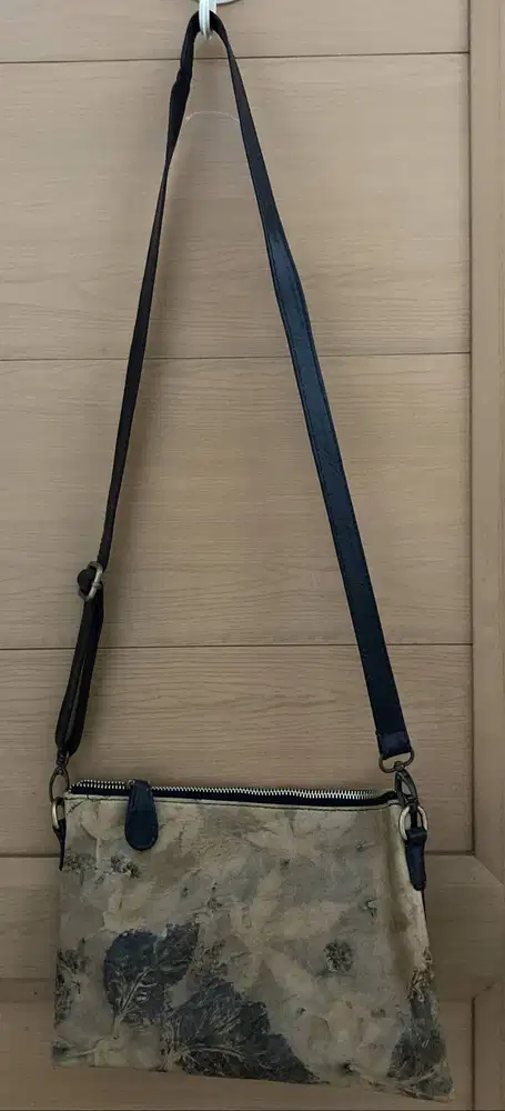 Tas Sling Bag – Motif Daun & Kulit Hitam – Multifungsi