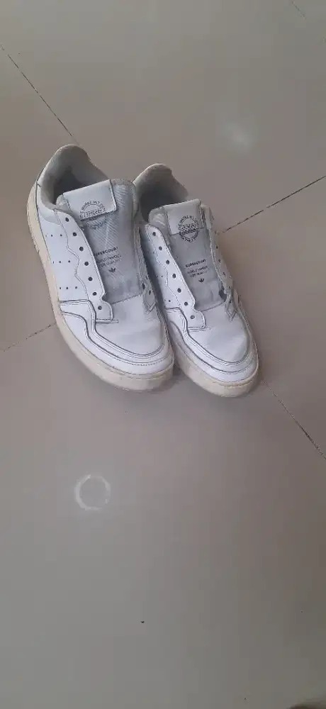 Sepatu adidas supercourt