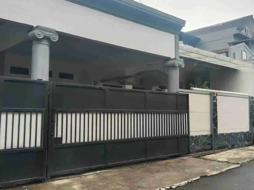 Dijual murah Rumah Hoek Hadap Taman