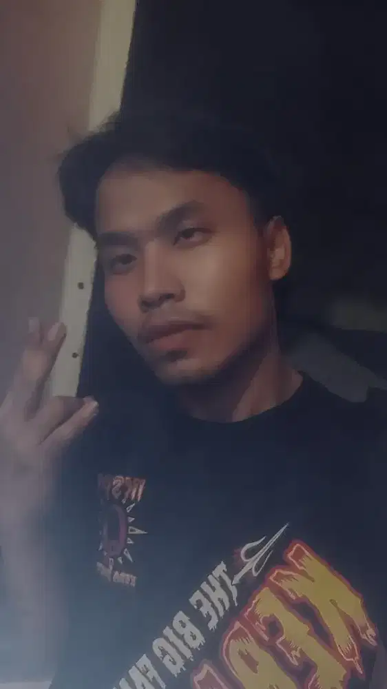 Cari kerjaan jga warkop atau serabutan yang terpenting ada messnya