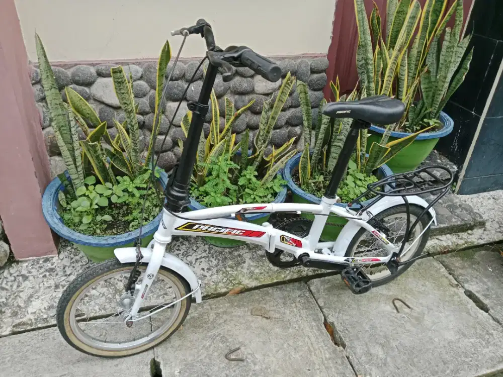 Sepeda lipat warna putih