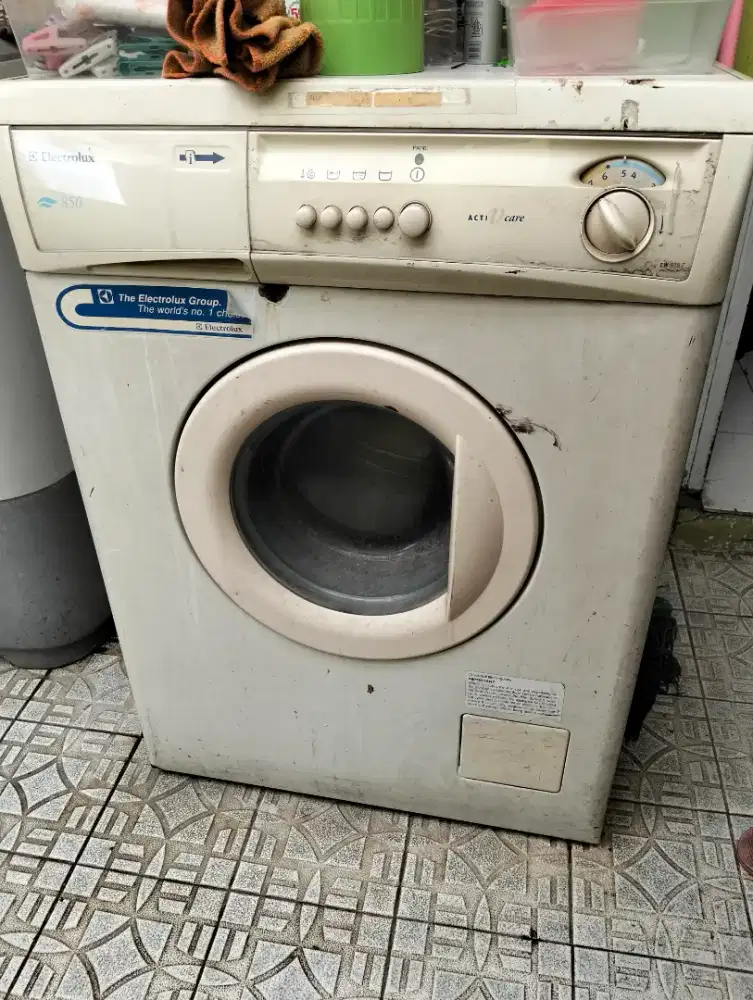 Mesnn cuci Electrolux rusak bukaan depan