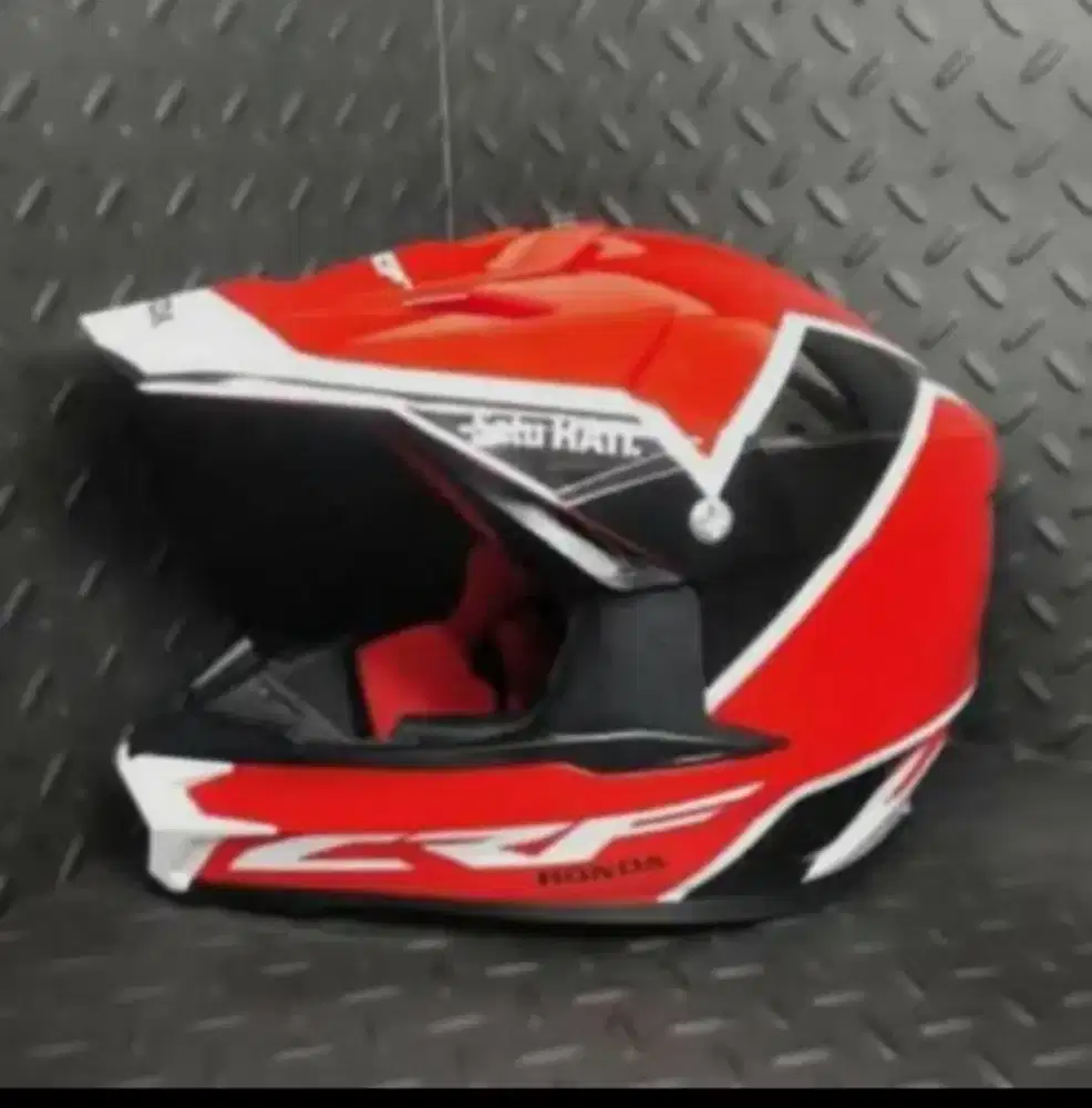 Helm CRF Belum Dipakai