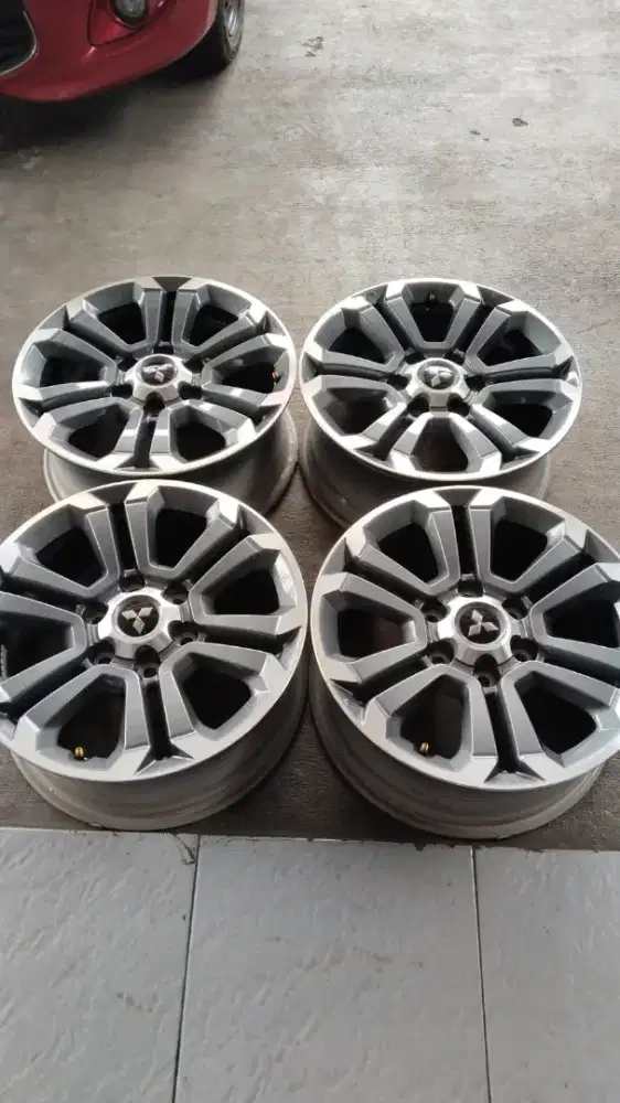 velg original Mitsubishi Strada Triton R18