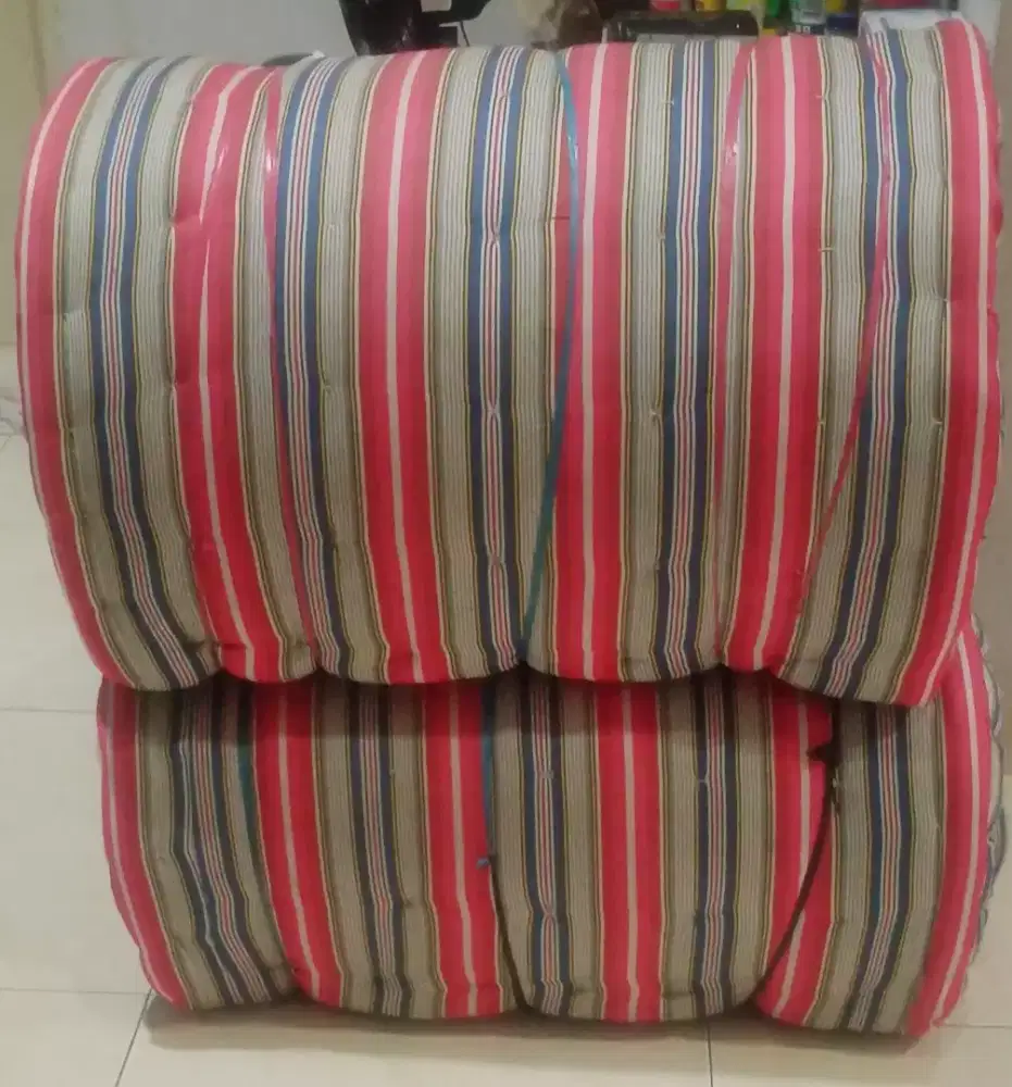 Menjual kasur bahan dari kapuk randu beserta ranjangnya