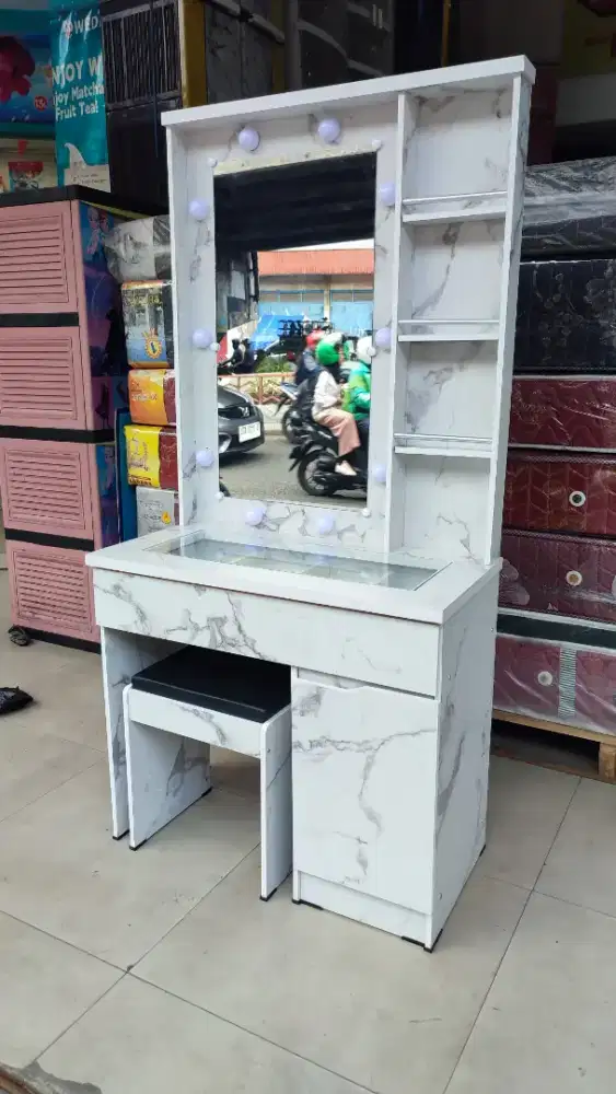 MEJA RIAS PAKE. LAMPU LED