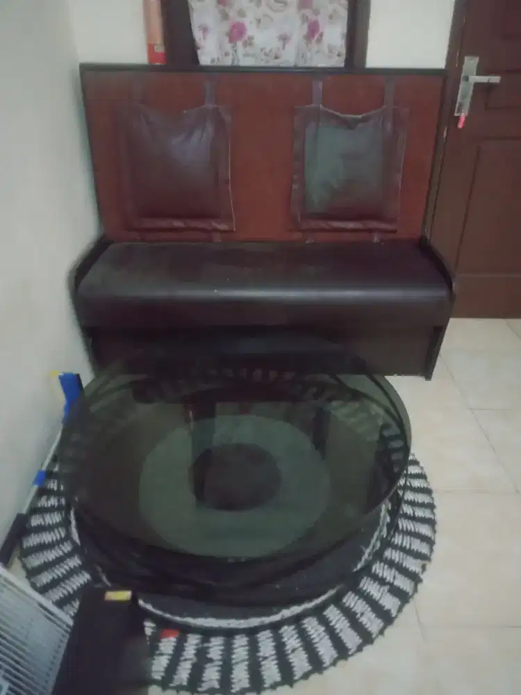 Meja Kaca Bulat Informa dan Sofa Dinding