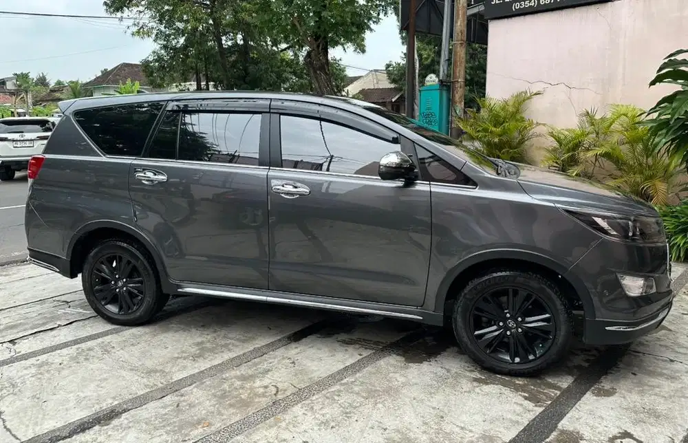 JUAL INNOVA VENTURER DIESEL M/T 2017 ISTIMEWA