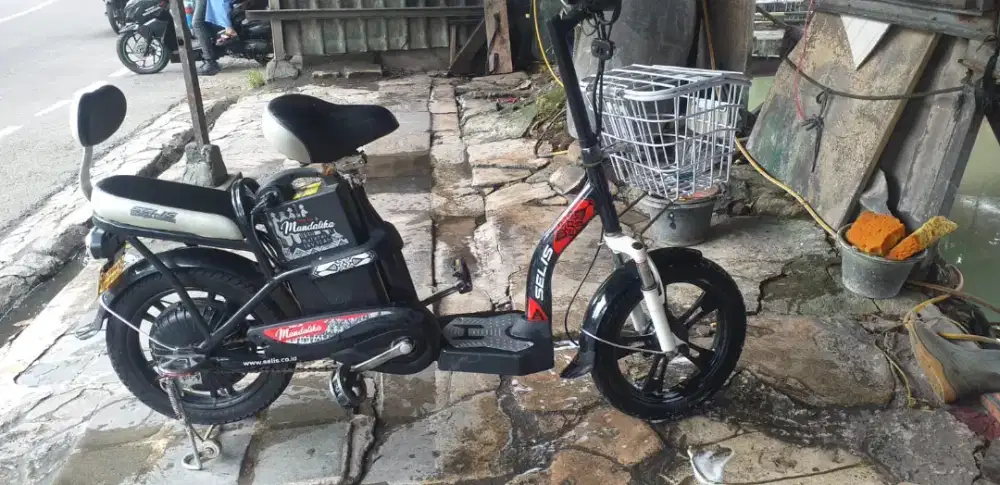 Sepeda listrik merek seliis