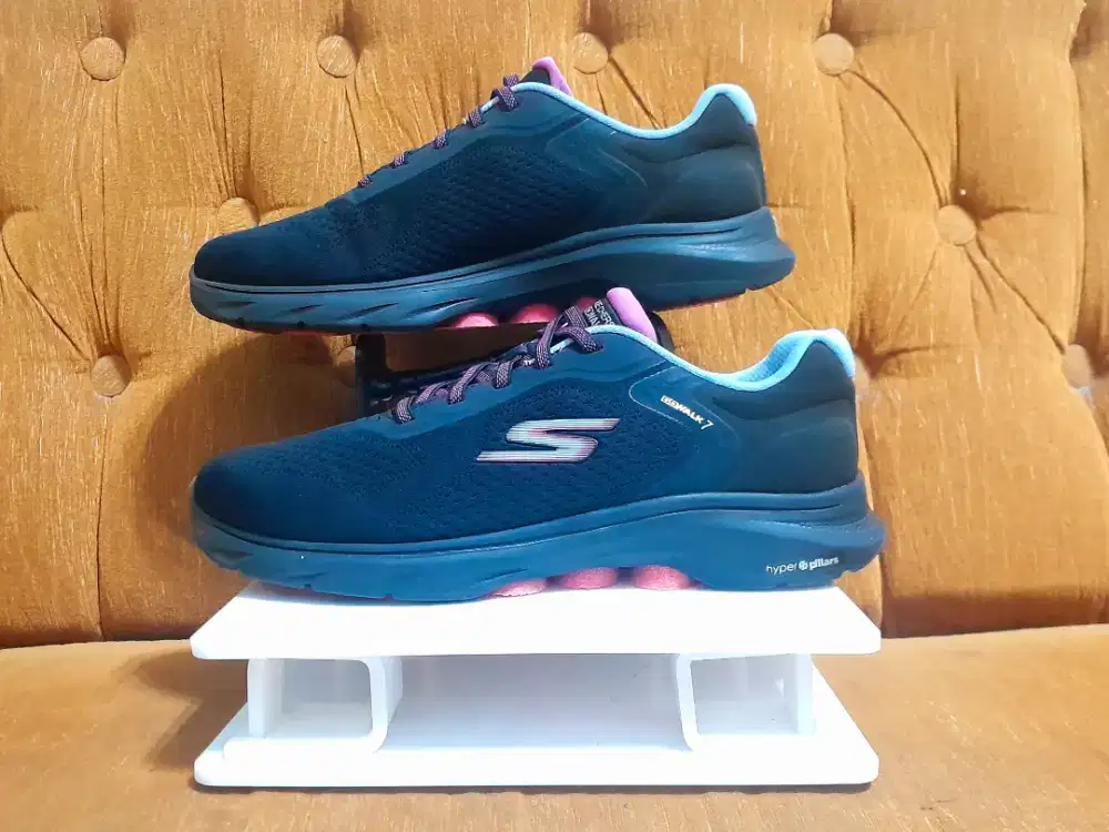 Skechers GoWalk 7