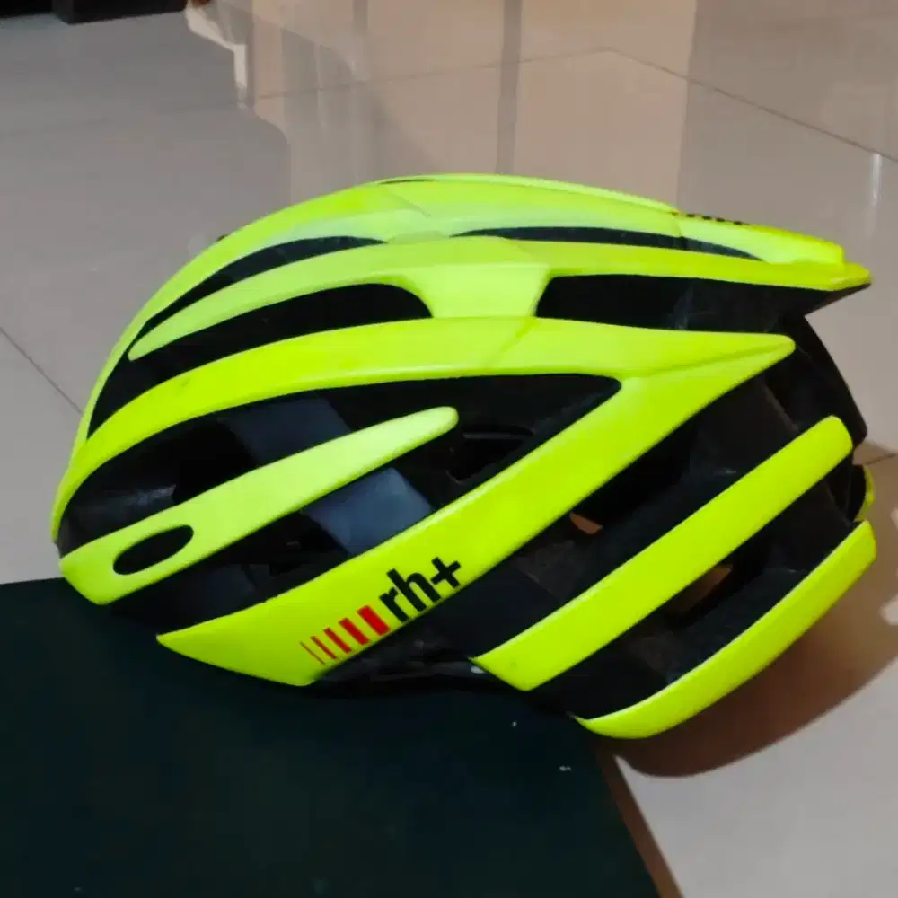 Helm sepeda balap Rh+ hijau dan hitam