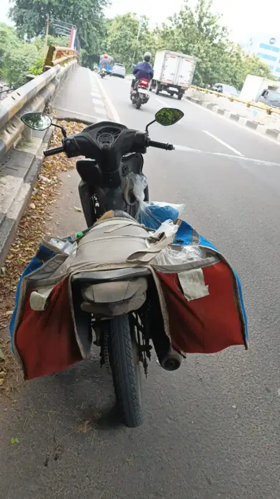 kurir antar ayam potong