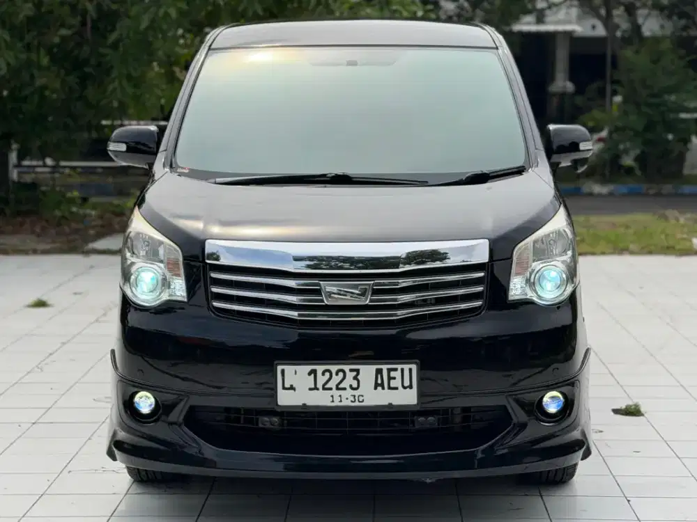 Toyota NAV1 V luxuri At