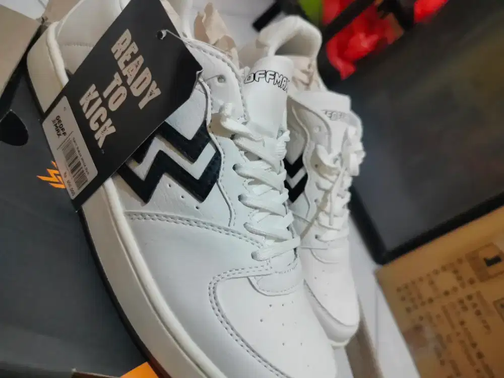 Sepatu Geoff Max Gavin White