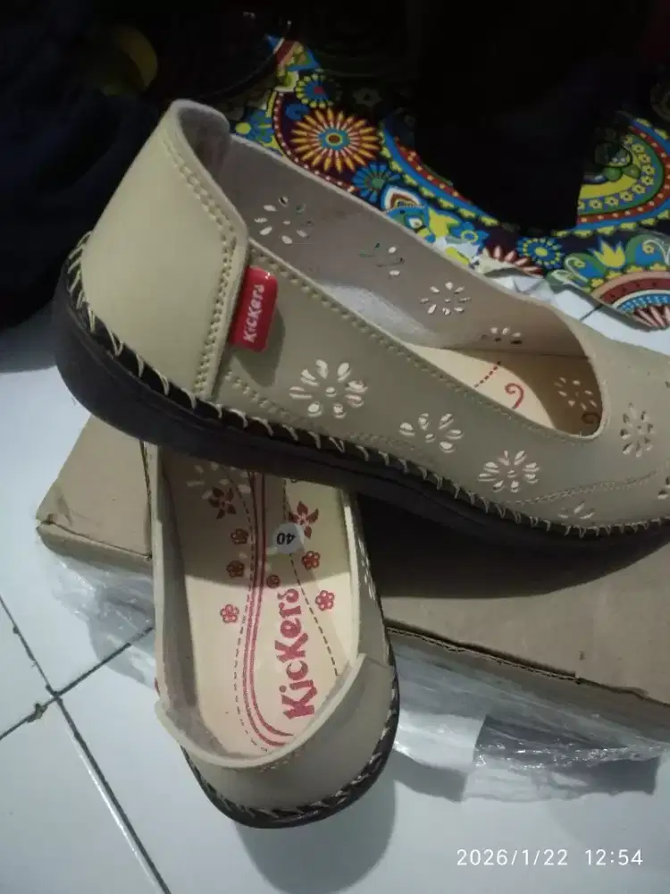 Sepatu wanita krem