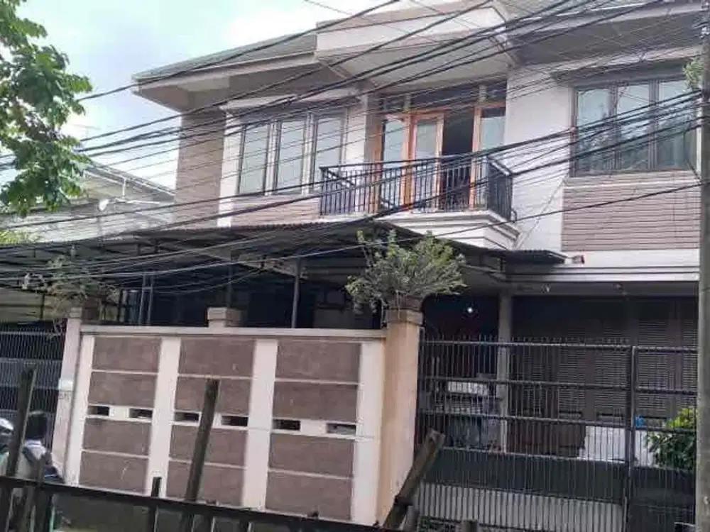 Dijual Rumah Bagus 2 Lantai di Taman Ratu Siap Huni