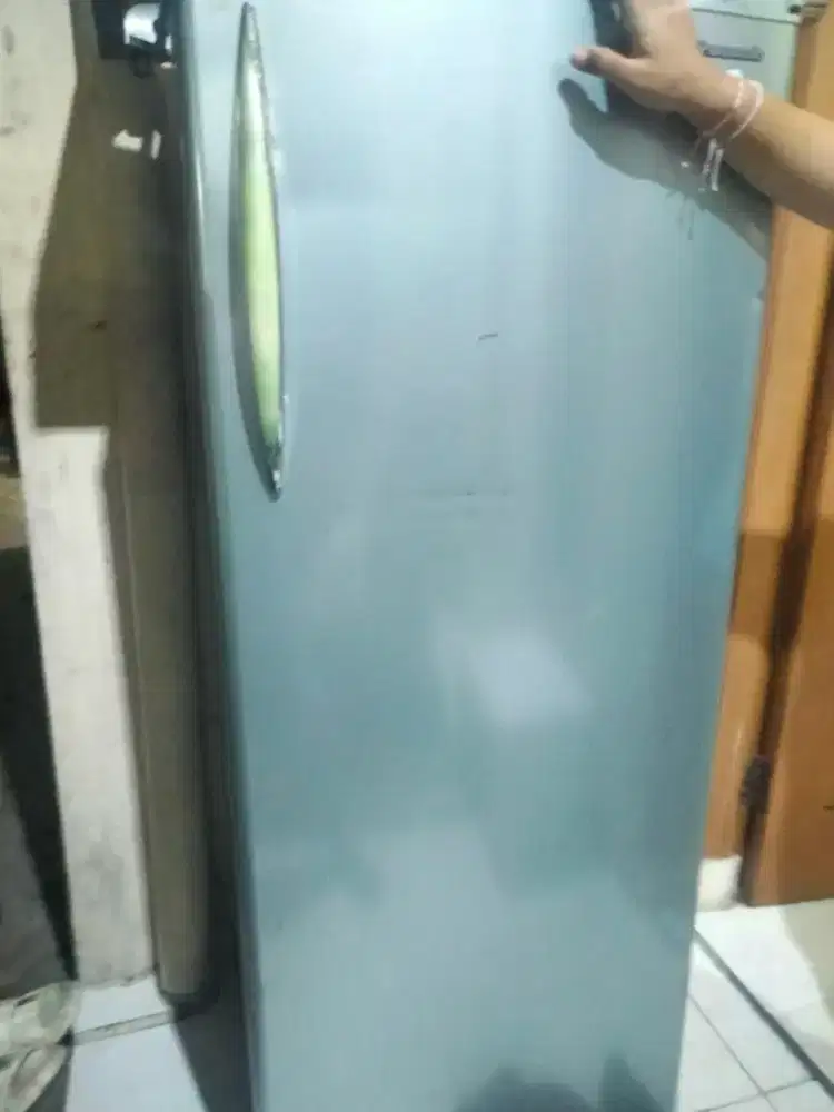 Kulkas 1 pintu tinggi merek panasonic