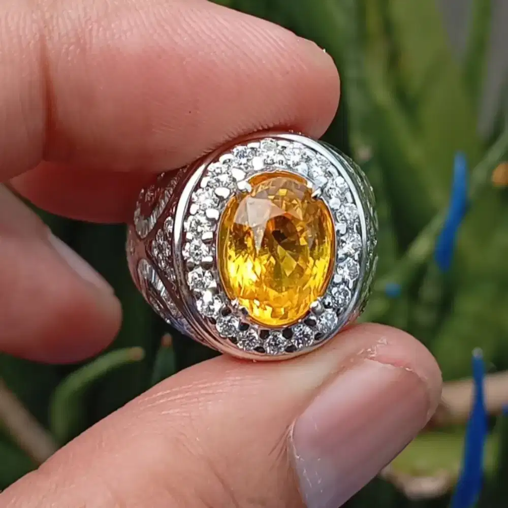 Yellow sapphire Sri Lanka 4.84 ct memo GRI ring GD
