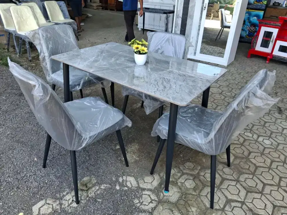 Meja Makan 4 dudukan