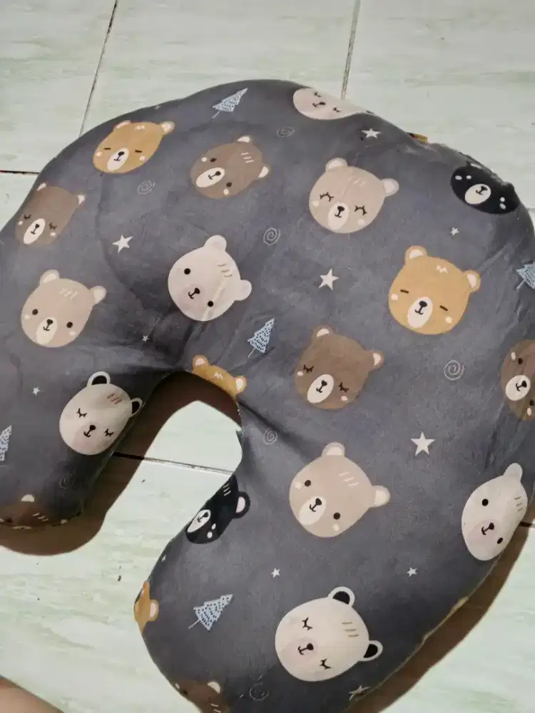Bantal menyusui motif boneka