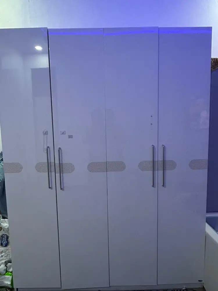 Lemari Pakaian 4 Pintu