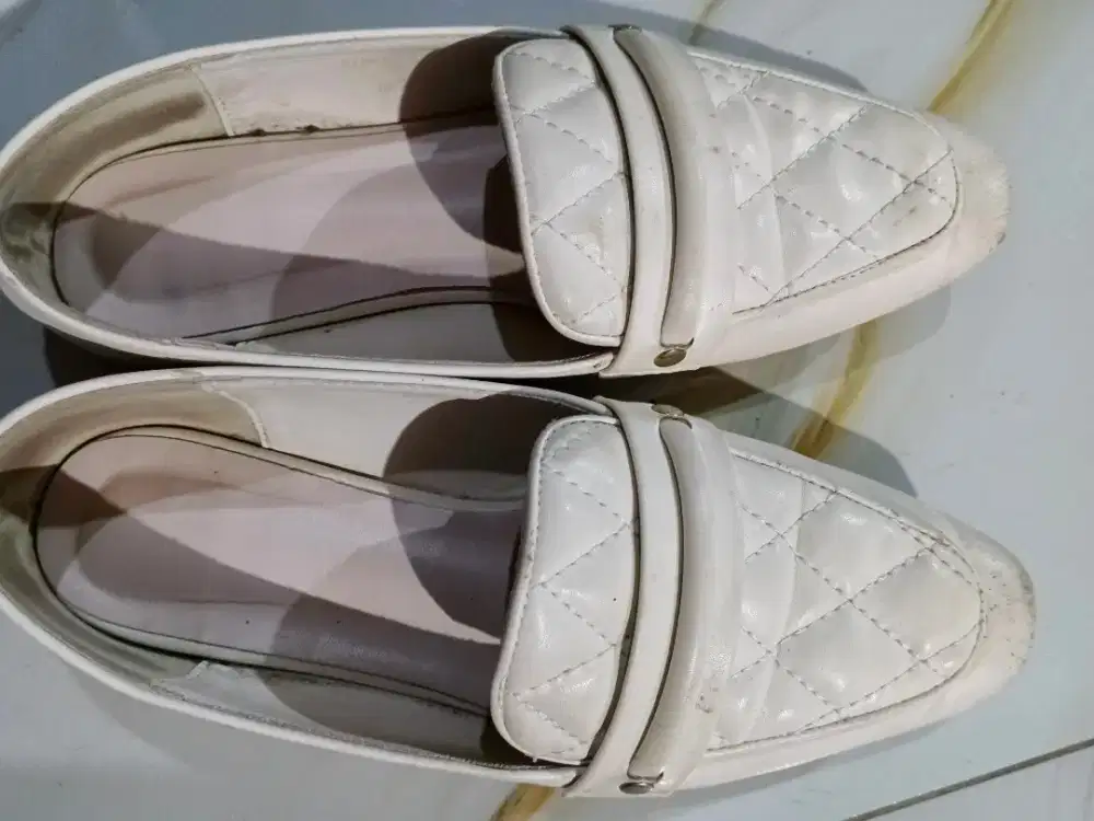 Sepatu Pantofel Warna Putih