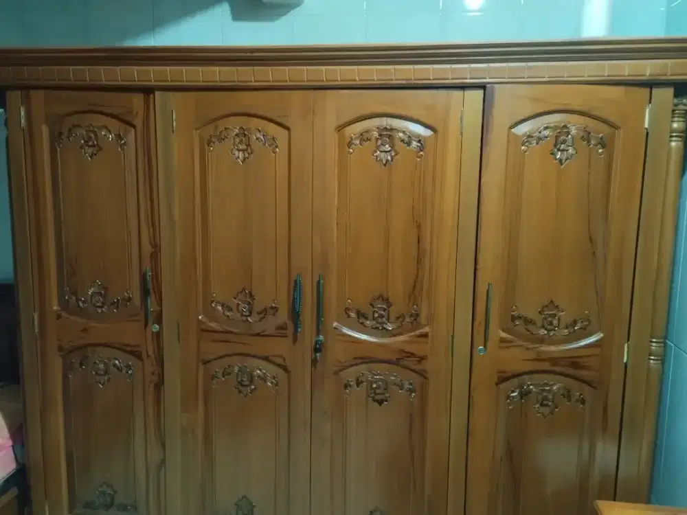 SET LEMARI 4 PINTU & MEJA RIAS KAYU JATI SOLID – KLASIK ELEGAN