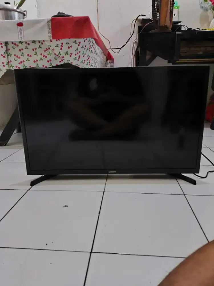 TV LED Samsung 32 Inch
Model: UA32N4003AK