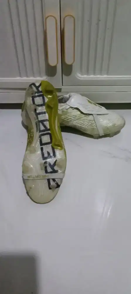 sepatu bola predator