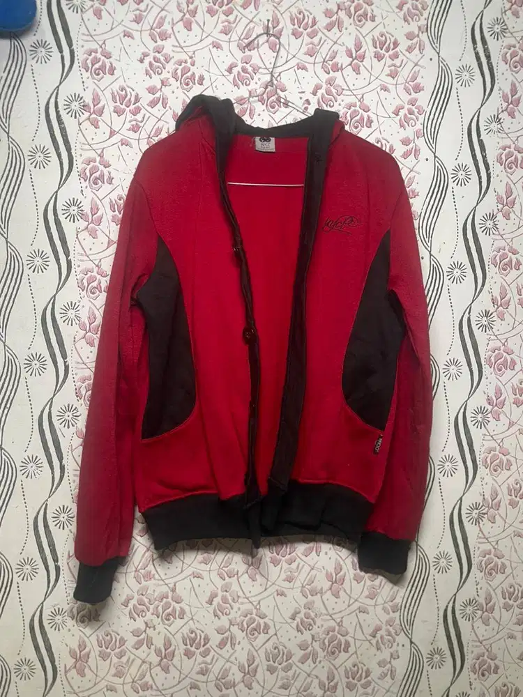 Jaket Sweater Merah sesuai Gambar ukuran Kecil