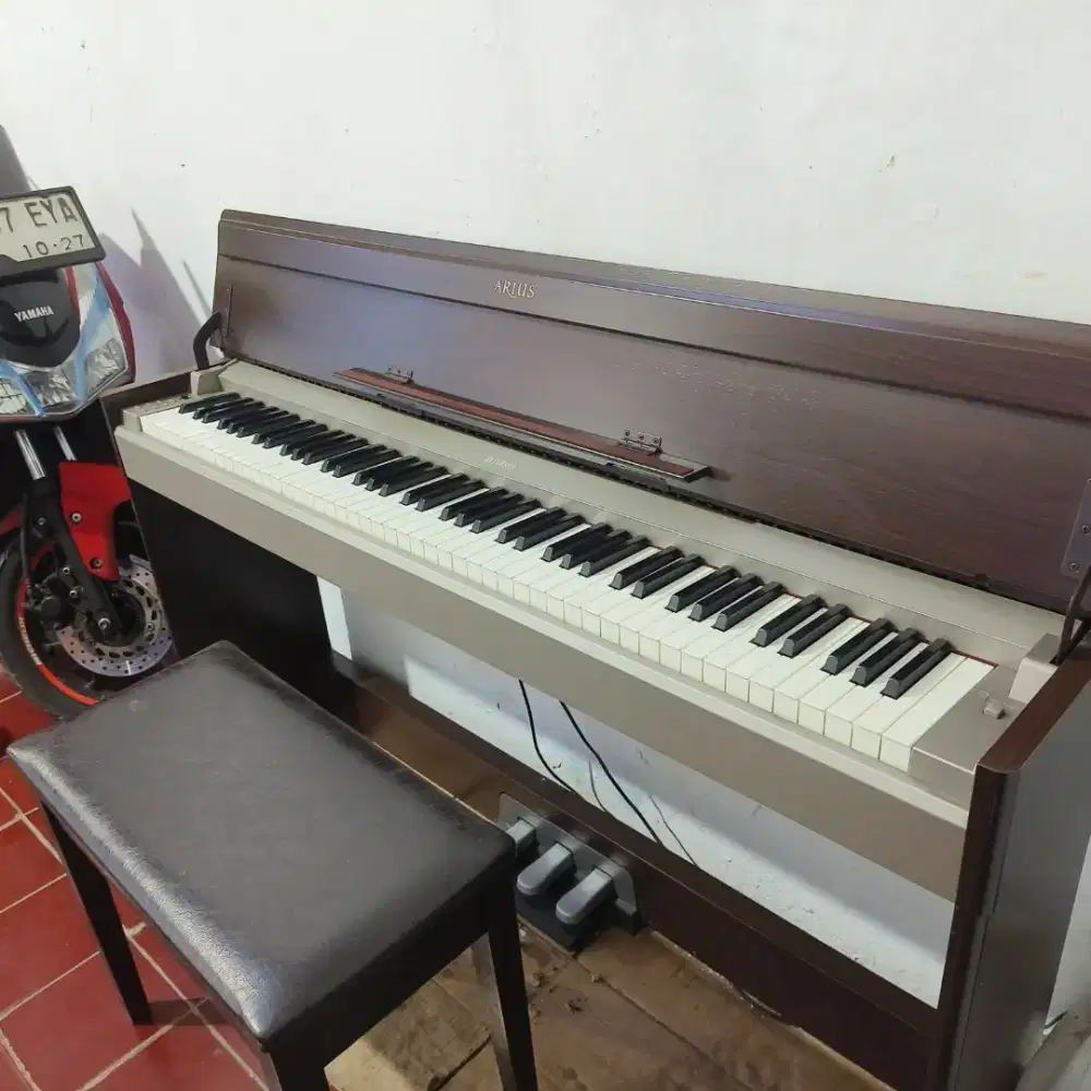Piano Yamaha Arius