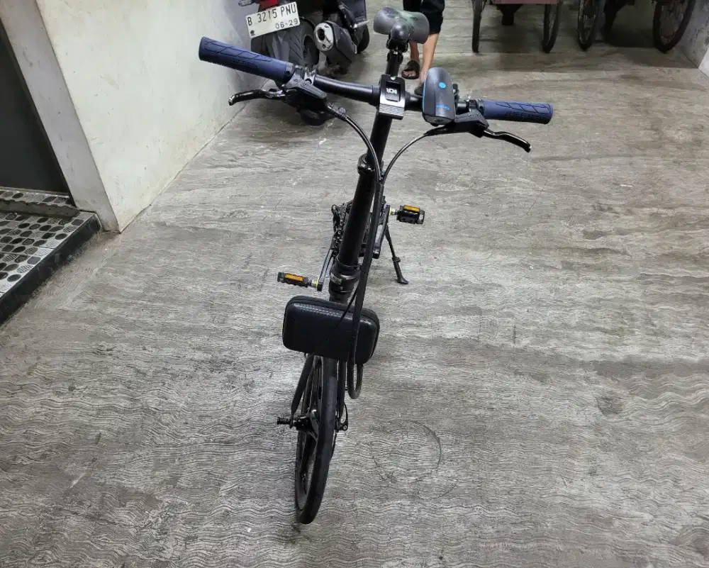 Sepeda lipat elemen carbon