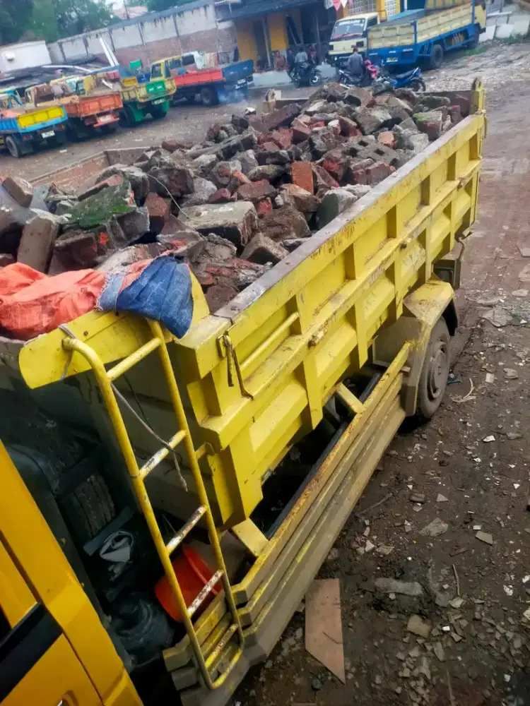 Urugan material puing atau buang puing