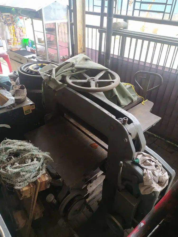 Mesin potong sentrik