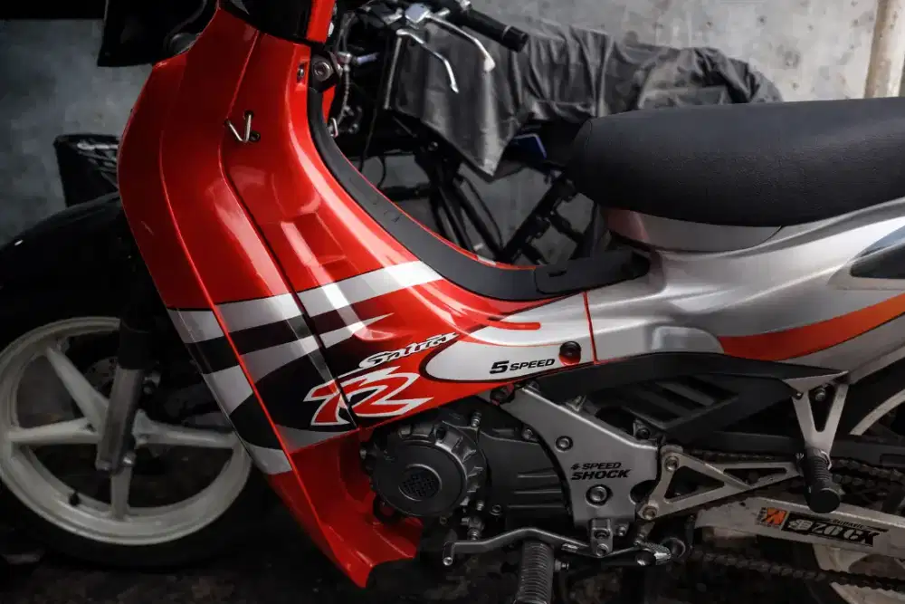 dijual cepat motor Suzuki Satria lumba tahun 2022 warna merah silver.