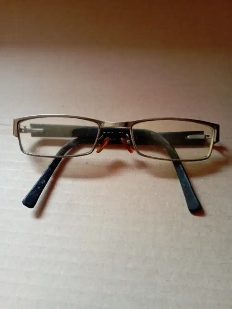 Frame Kacamata Giorgio Armani
Unisex