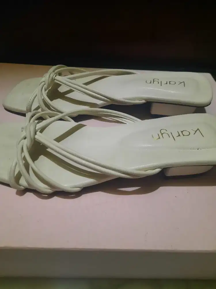 Di jual sandal merk Karlyn