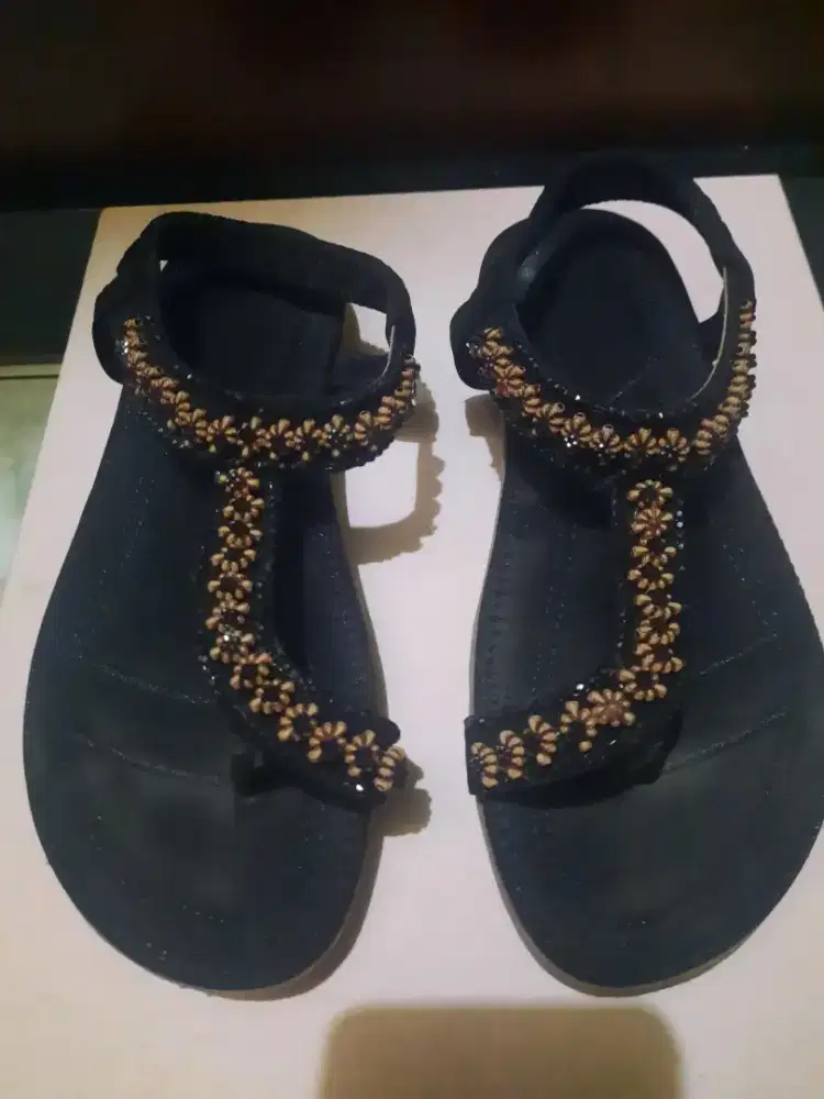 Di jual sepatu sandal merk Cassie